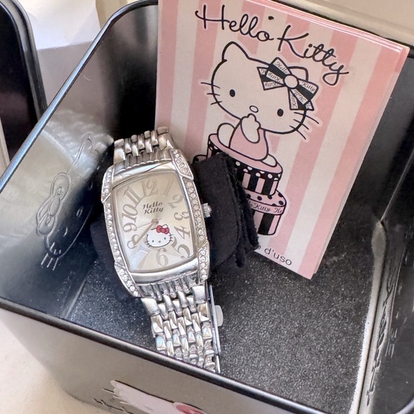 ⌚ Vintage 2009 Hello Kitty Silver Crystal Watch – Cute, Classy & Collectible! ✨ - Picture 5 of 16